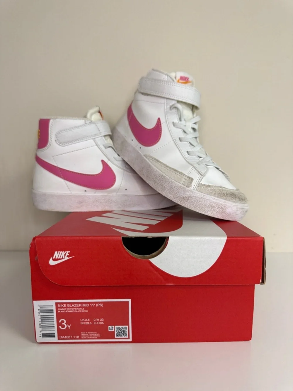 Nike: Kids' Blazer Mid '77 - White & Pink Sneaker, Size 3Y